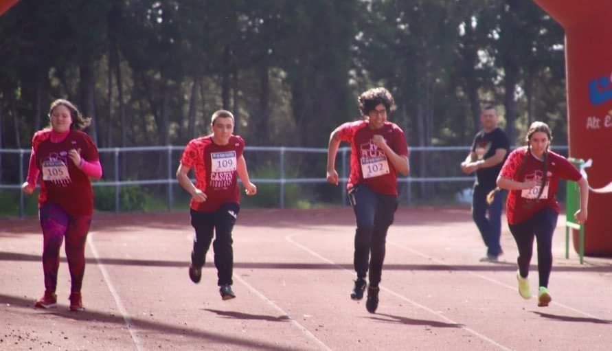 La primera cursa adaptada de la Run Castell triomfa amb èxit de participants