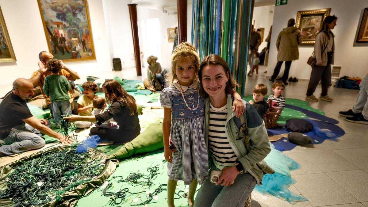 El arte y el juego infantil, de la mano en el Museo Piñole de Gijón para celebrar el Día de los Museos, en imágenes