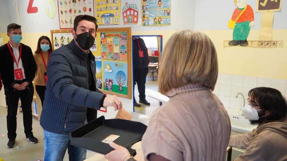 Antidio Fagúndez ejerce su derecho al voto en el colegio electoral Gonzalo de Berceo.