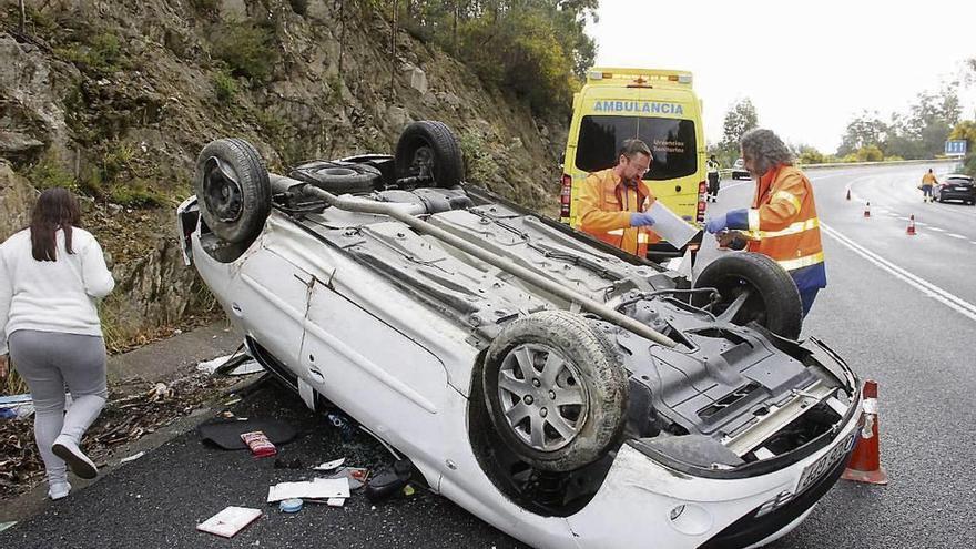 El coche quedó volcado sobre la calzada. // Santos Álvarez