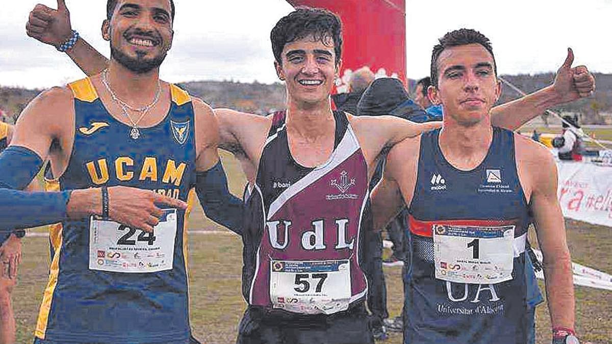 La victoria | Pol Oriach (centro) celebra en la meta con sus rivales.