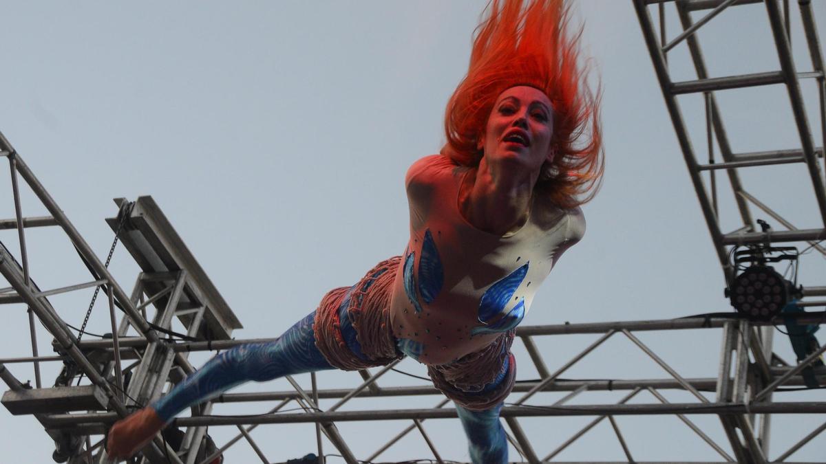 Un momento del espectáculo acrobático en la inauguración de la primera fase del astillero.