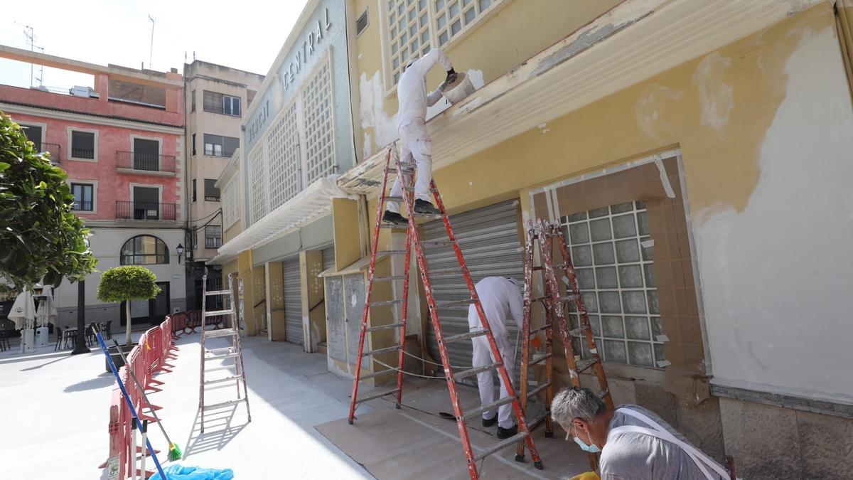 Operarios pintando el mercado