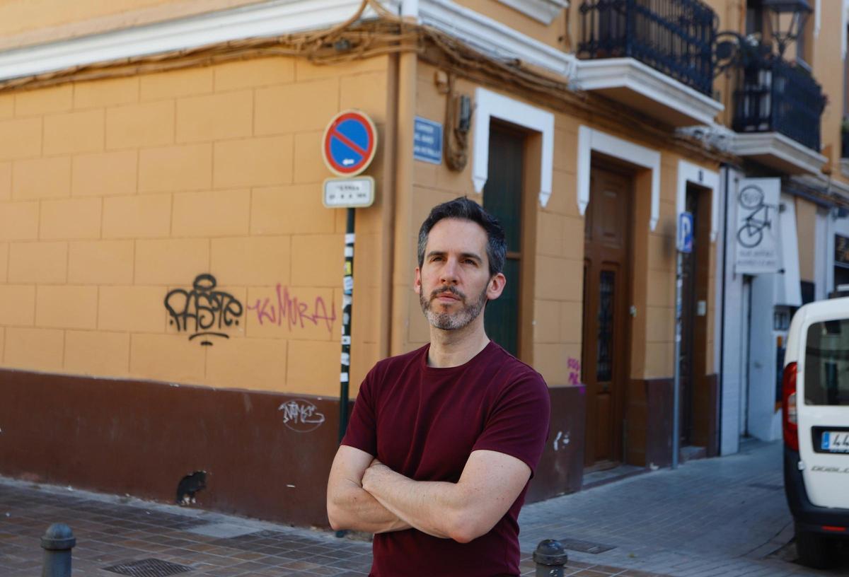 Jaime Palomera, autor de El Secuestro de la Vivienda, durante la entrevista en València.