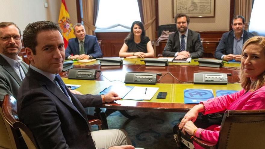 La reunión entre los representantes de Vox y del PP.