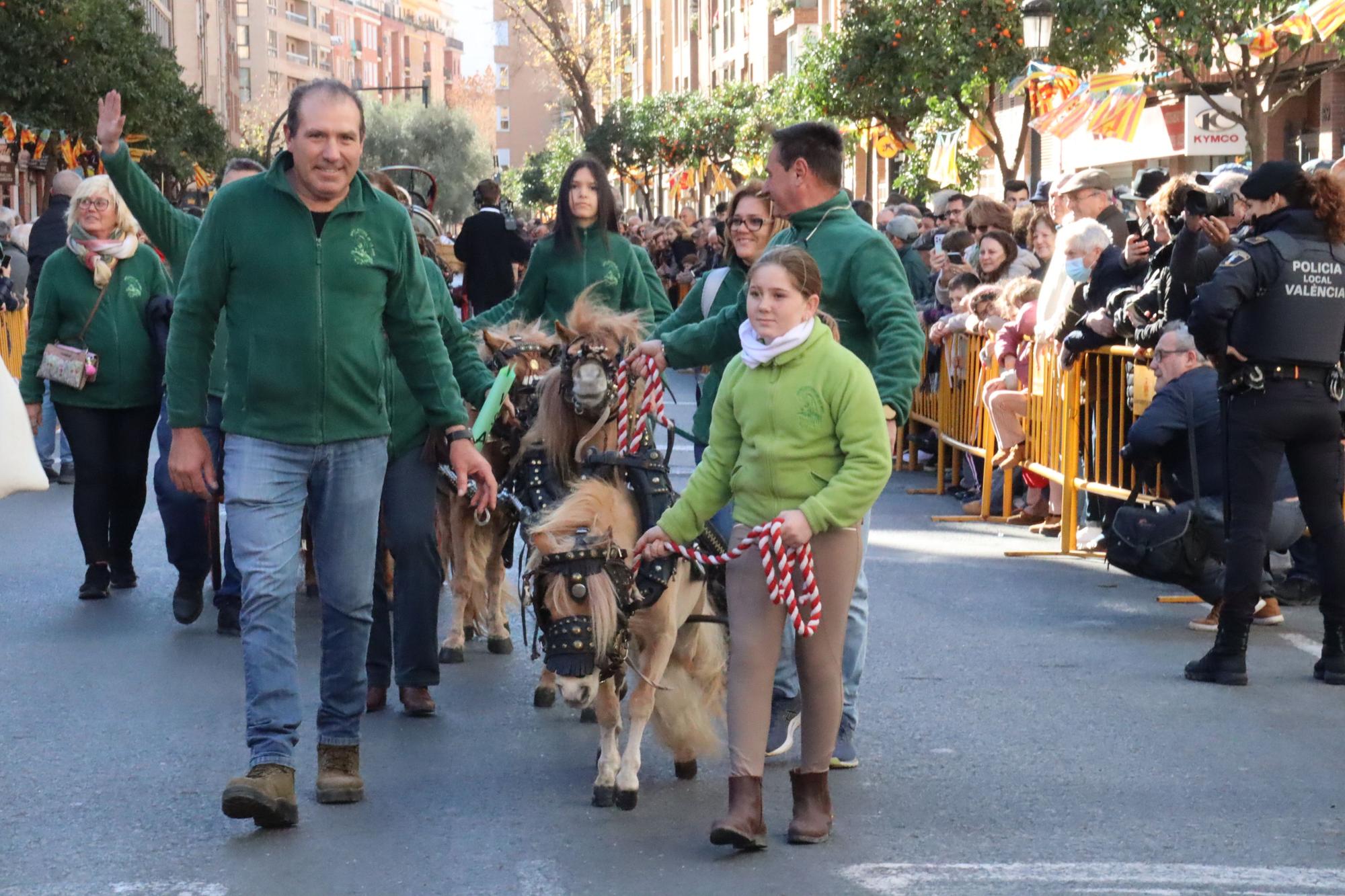 Perros policía y animales de granja completan el desfile de Sant Antoni en València