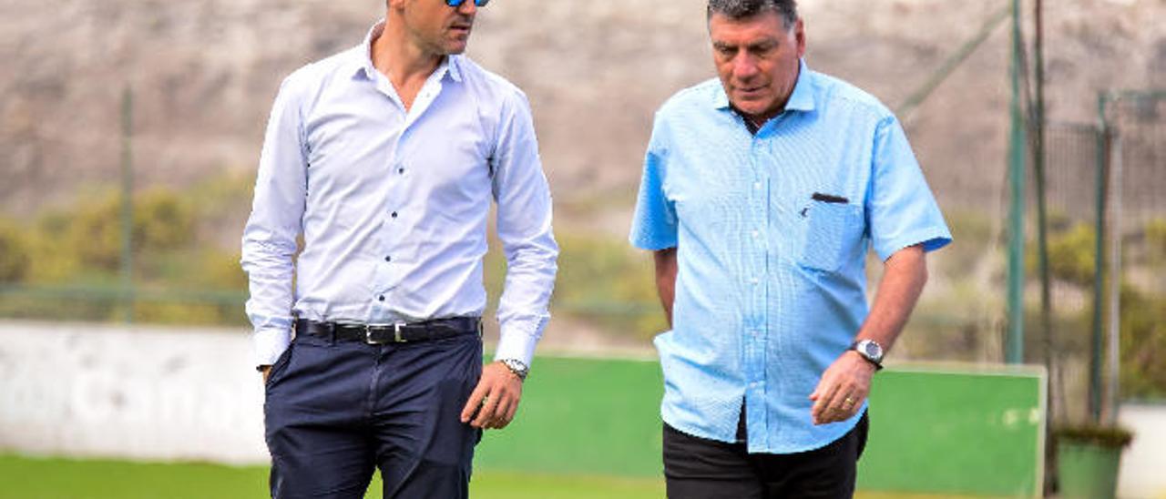 Miguel Ángel Brindisi (derecha), junto a Luis Helguera, secretario técnico de la UD, ayer en Barranco Seco.