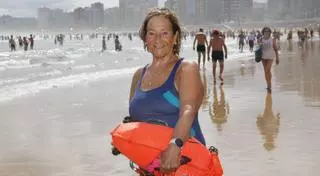 María Luisa Montero, nadadora: "Ahora veo que hay mucha paranoia con las medusas, pero aquí en Gijón siempre las hubo"