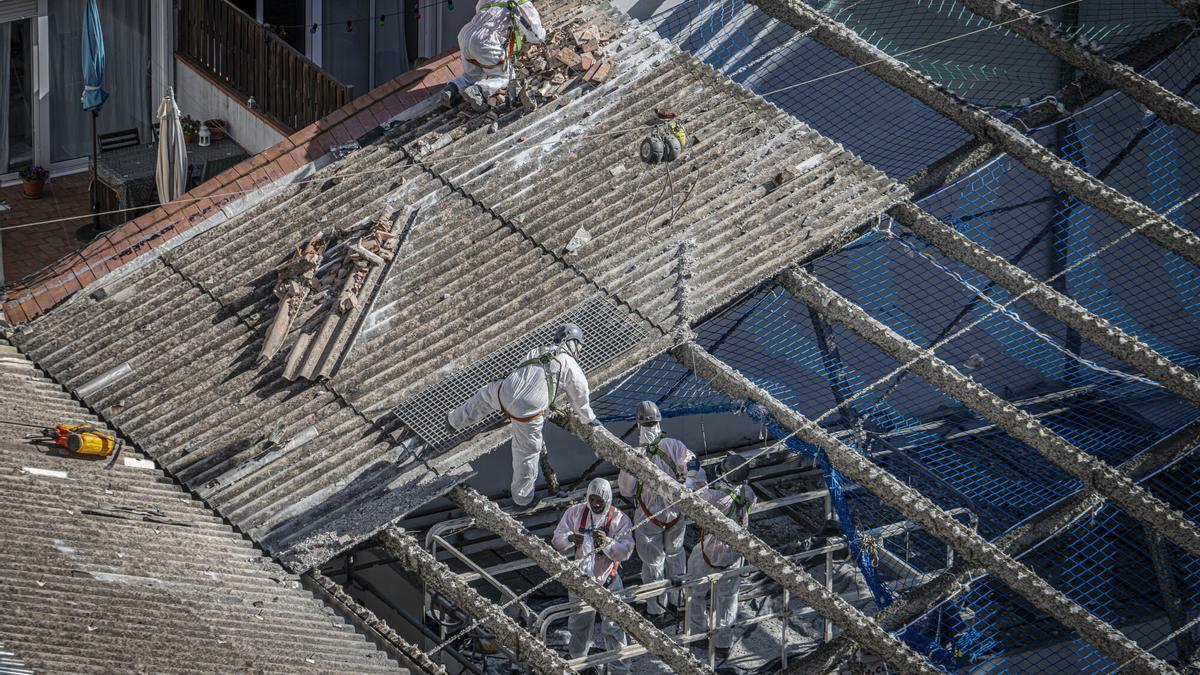 Imagen de archivo de trabajos de retirada de amianto de un edificio de Barcelona.