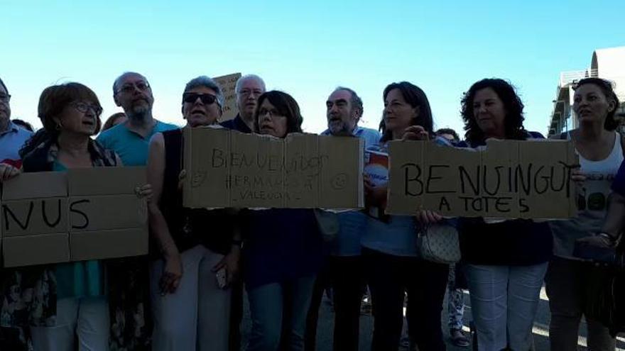 Pancartas de bienvenida en apoyo a los migrantes del Aquarius