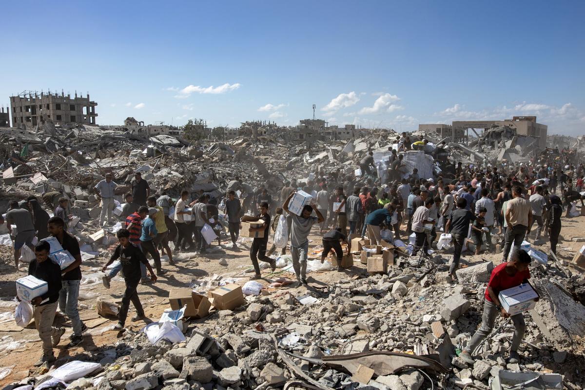 Camiones con ayuda humanitaria llegan a Jan Yunis.
