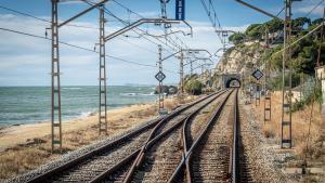 Renfe autorizará la semana que viene la creación de la nueva empresa que gestionará Rodalies. Lo explican la Consellera de Territori, Sílvia Paneque, y el secretario de estado de Transportes y Movilidad Sostenible, José Antonio Santano. En la foto, un tramo de doble vía de la R1 de Rodalies entre Mataró y Barcelona.