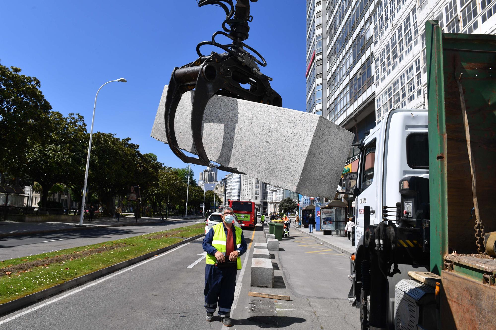 El Concello inicia la retirada de bloques para la peatonalización de la Marina