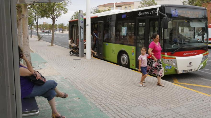 Los ilicitanos piden conectar la zona comercial de Carrefour con el bus urbano