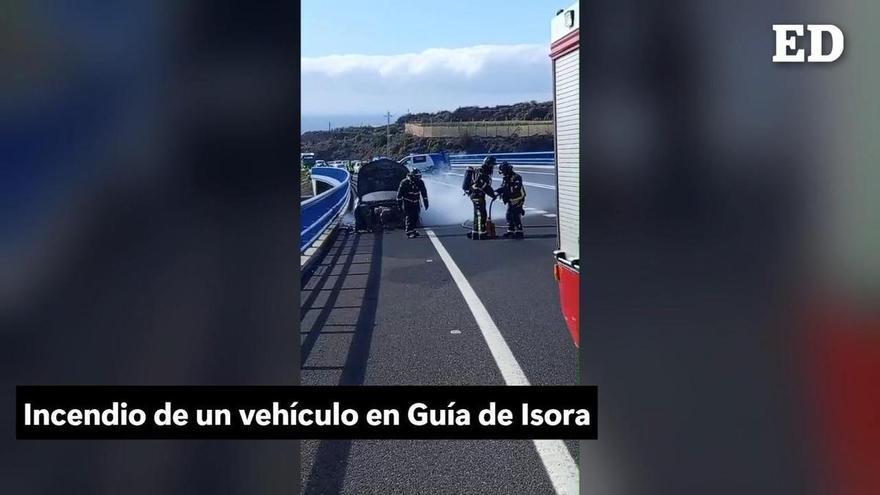 Un coche queda calcinado tras un incendio en una carretera de Tenerife