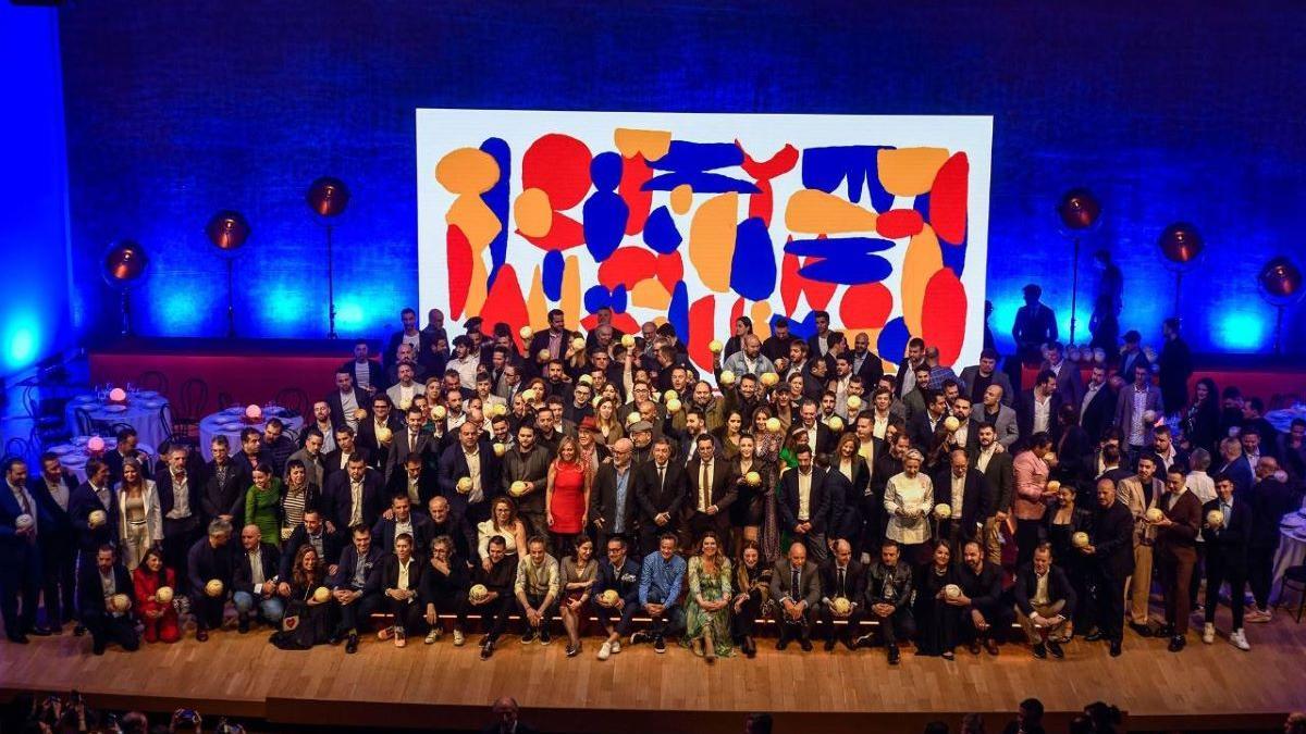 Foto de familia de todos los premiados en la gala de Alicante de la Guía Repsol.