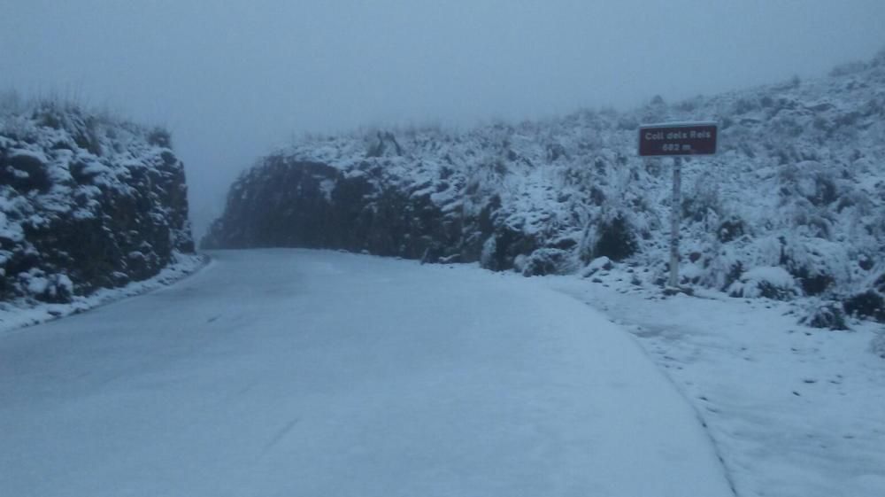 In der Nacht auf Freitag (9.2.) haben sich die Berge auf der Insel wieder weiß gefärbt mehrere Straßen wurden gesperrt.