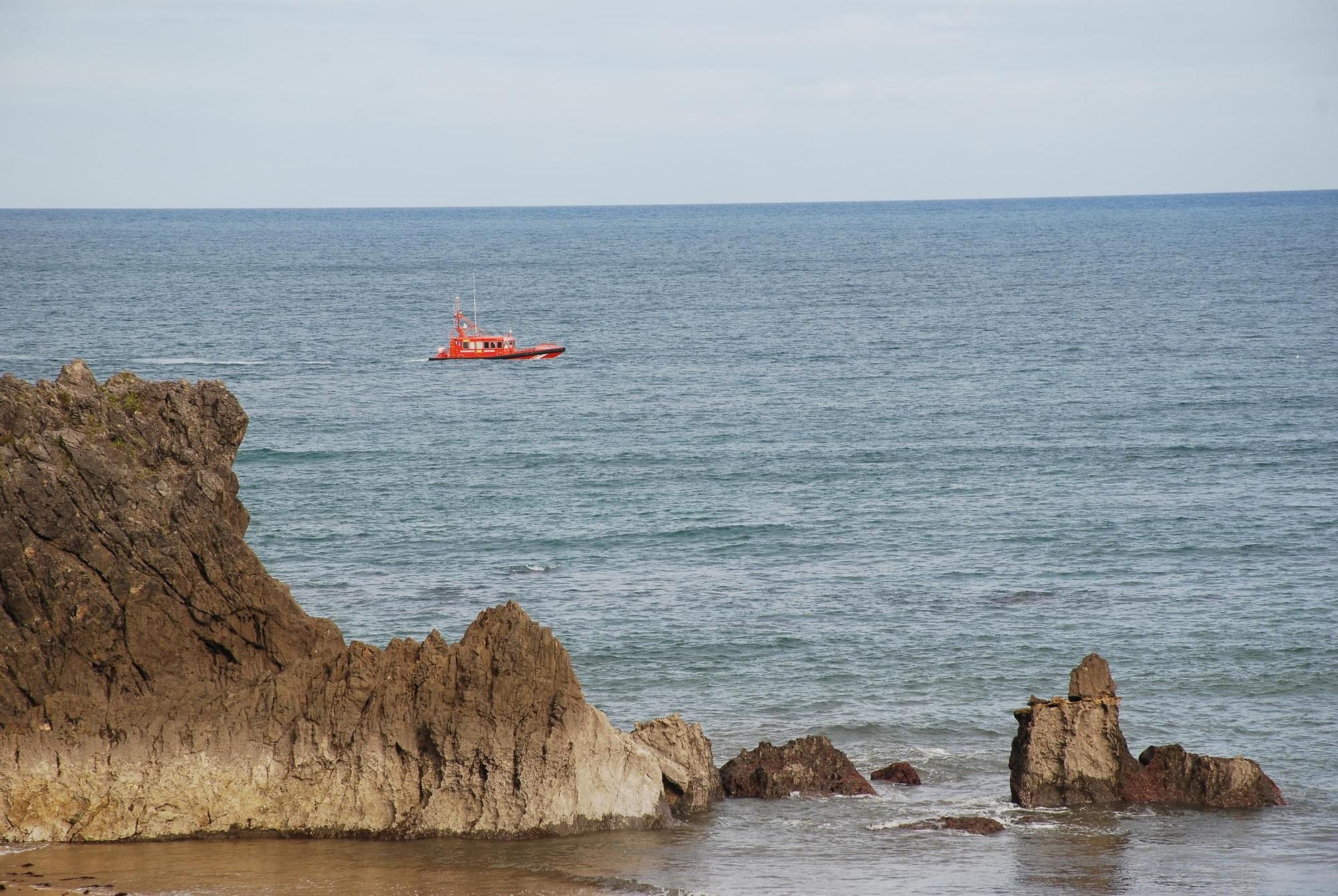 Búsqueda de un desaparecido en el mar en Llanes