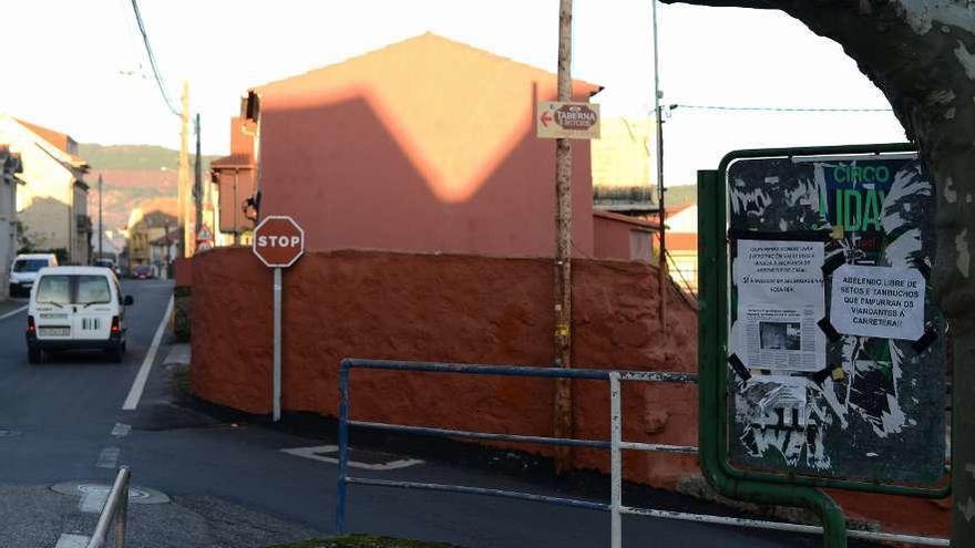 Varios de los carteles anónimos que se colgaron en distintos puntos del barrio. // Gonzalo Núñez