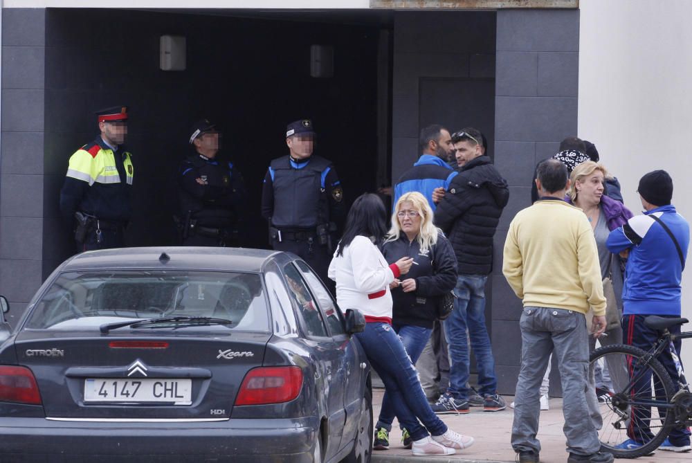 Operació policial en un bloc ocupat a Calonge