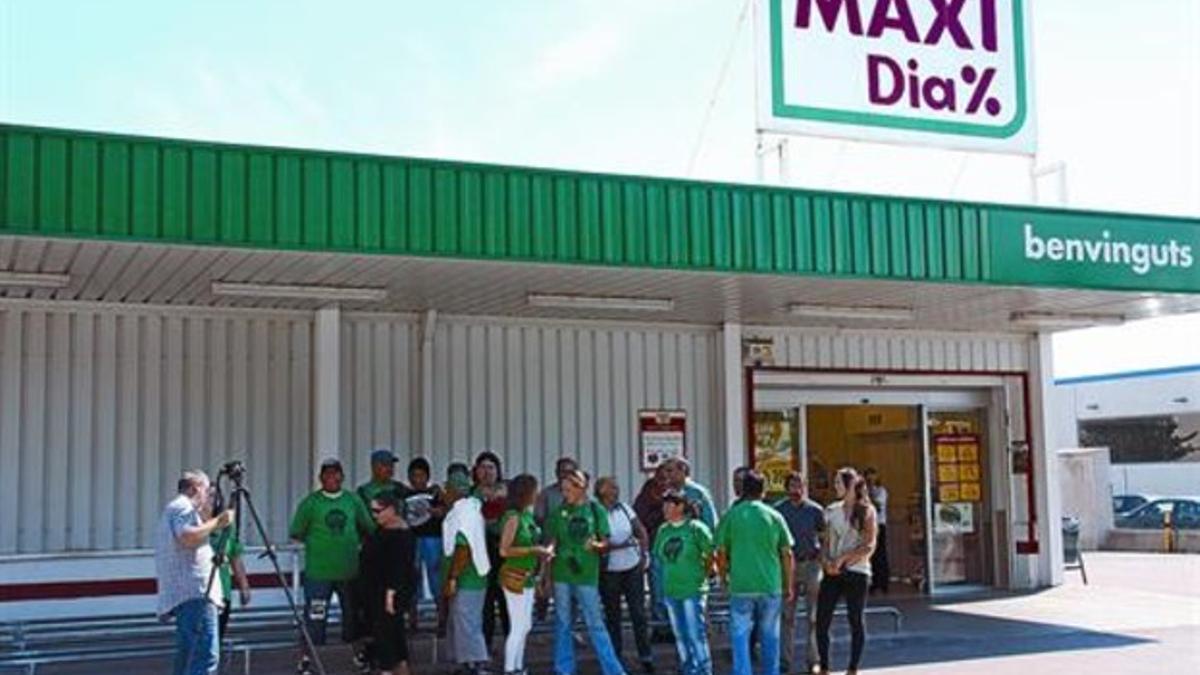 Miembros de la Plataforma de Afectados por la Hipoteca (PAH), poco antes de la acción en el supermercado Dia de Vilafranca del Penedès, ayer.