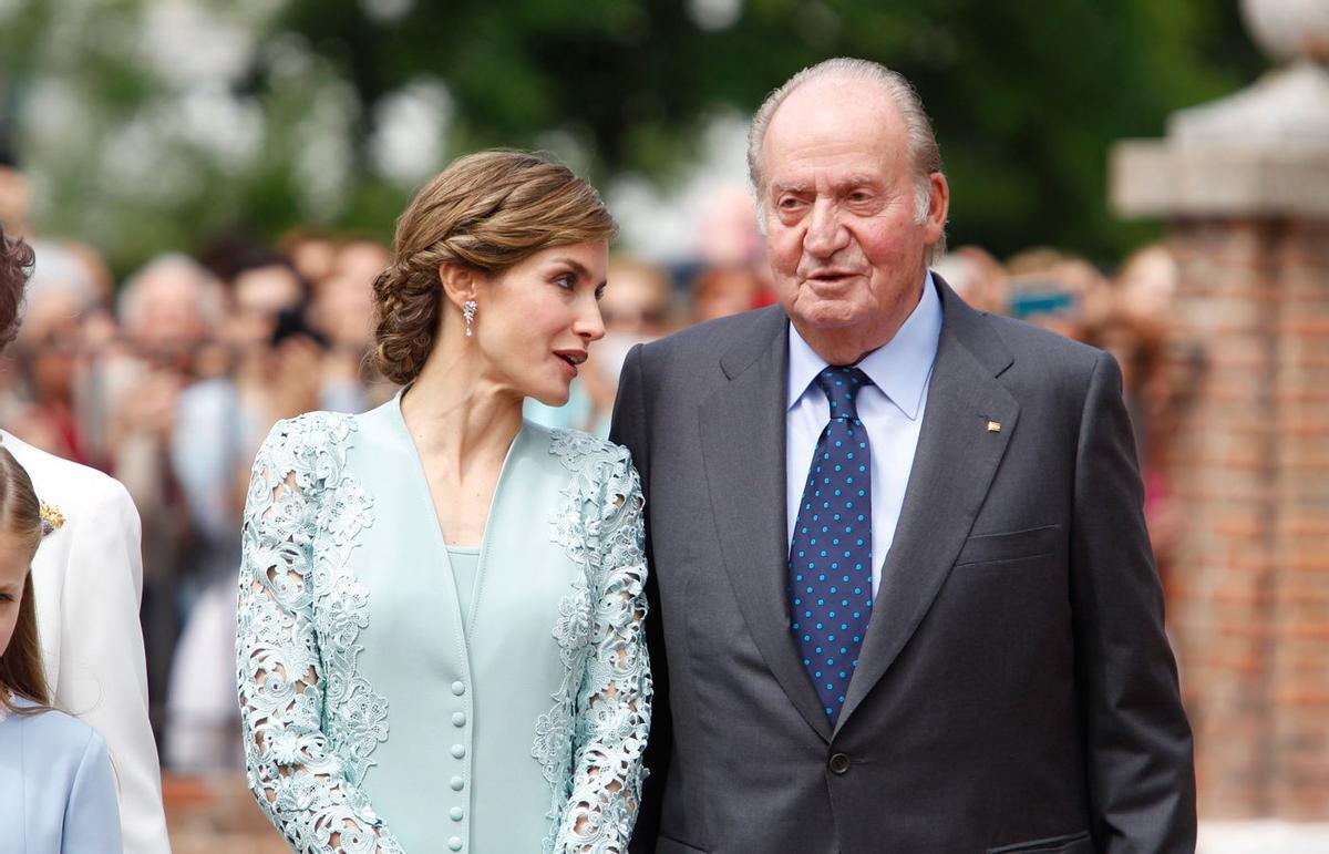 Primera Comunión de la Infanta Sofía: la comunión de la Infanta Sofía: Letizia Ortiz junto al Rey Juan Carlos