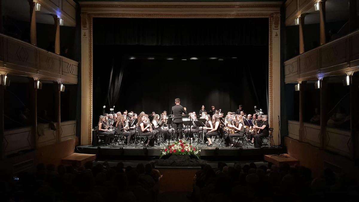 Los músicos de la Banda la Lira, en un concierto ofrecido en el Teatro Latorre.