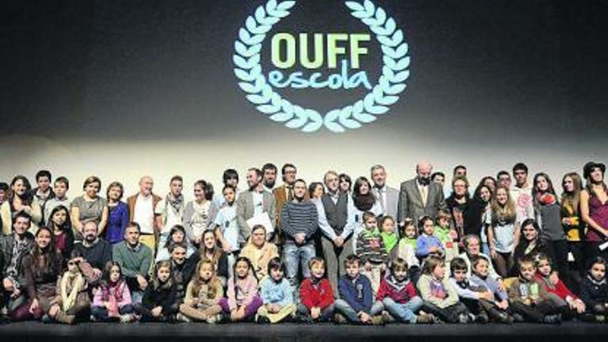 Alumnos y profesores posan en el escenario del Auditorio.  // Brais Lorenzo