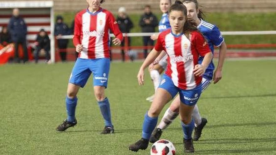 Noelia conduce un balón en el derbi ante el Oviedo.