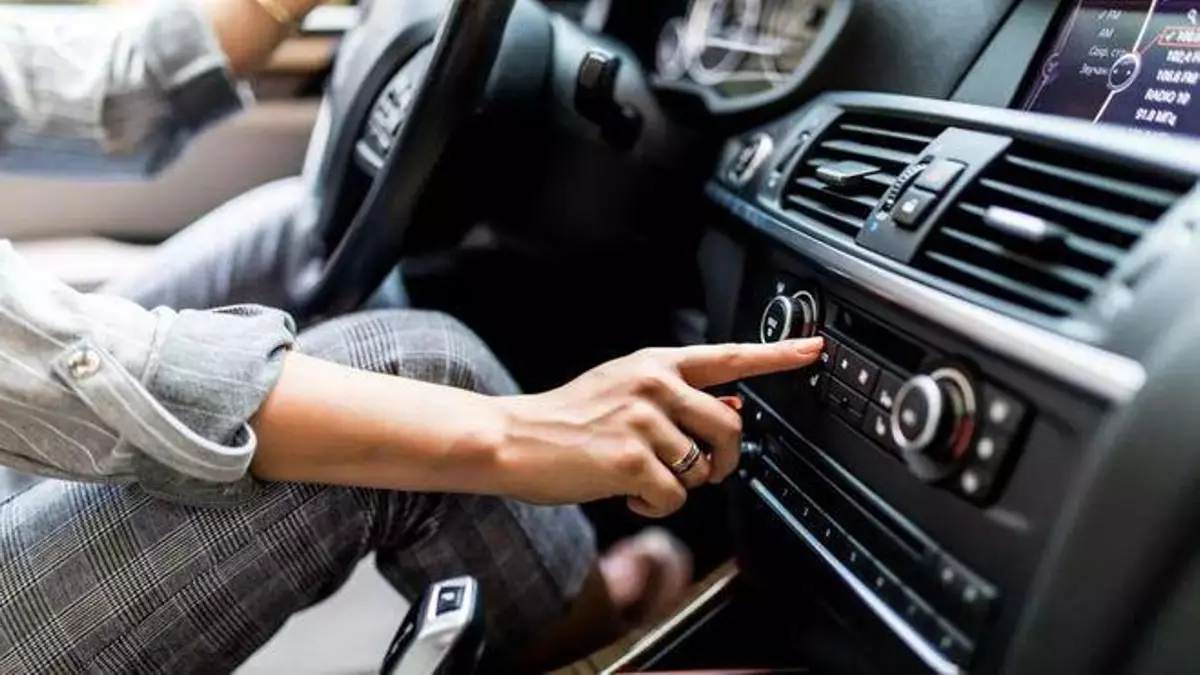 Con los termómetros a 40 grados, presta atención a este elemento del aire acondicionado del coche si no quieres pasar calor