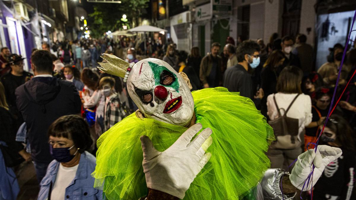 29/10/21. fiesta de Halloween en la calle Castaños después de las restricciones