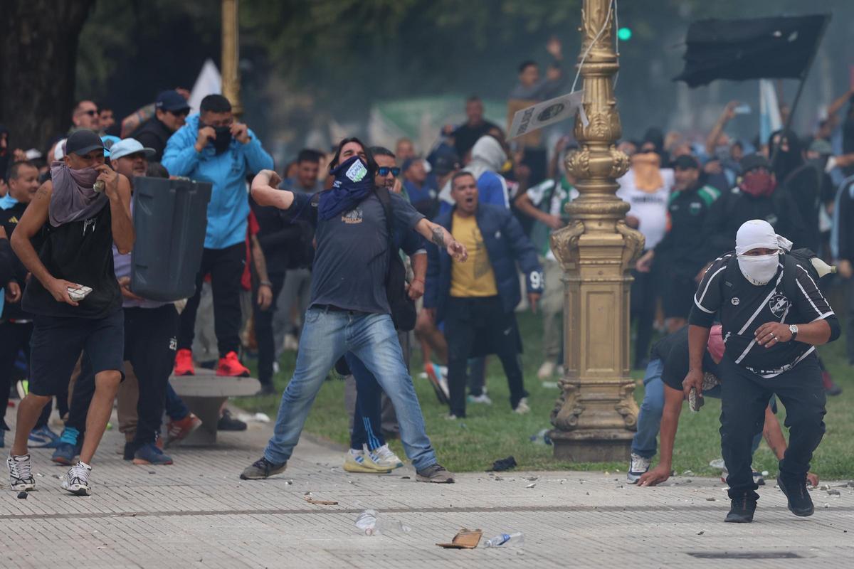Violenta represión de Milei en una protesta de jubilados en Argentina