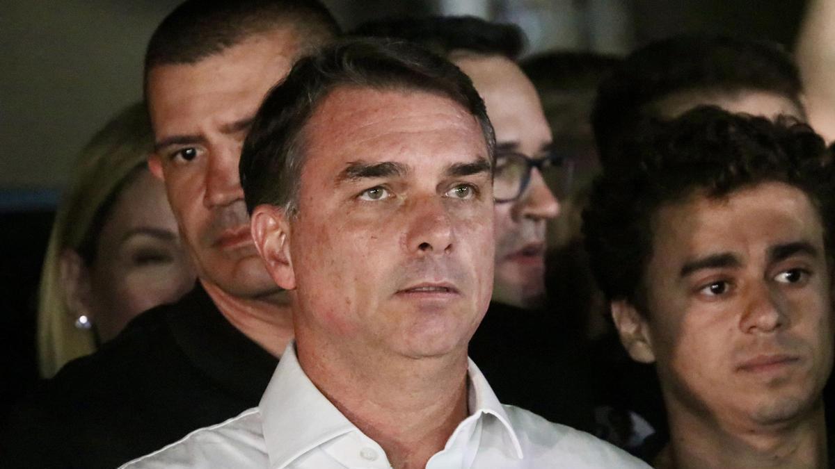 Aliados de Flávio Bolsonaro dicen que el candidato ultra ha abandonado Brasil con destino a EEUU