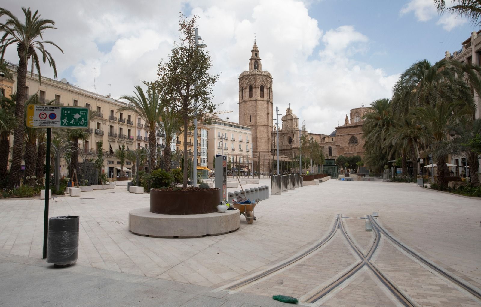 Retiran las lonas de las plaza de la Reina a la espera de su apertura