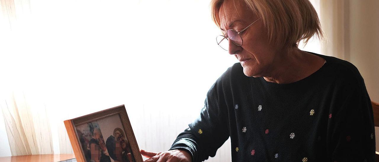 La madre/abuela del pequeño Aitor, Marta Gonzálvez, mirando su fotografía días después de producirse el fallecimiento. | ÁXEL ÁLVAREZ