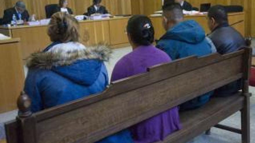 Los cuatro procesados, durante el juicio en A Coruña.