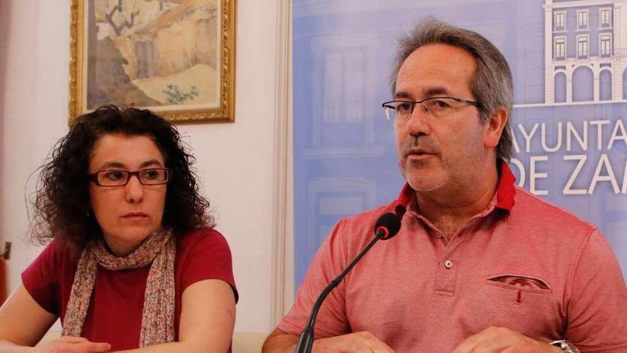 La edil titular del área, María José González, junto al alcalde Francisco Guarido.