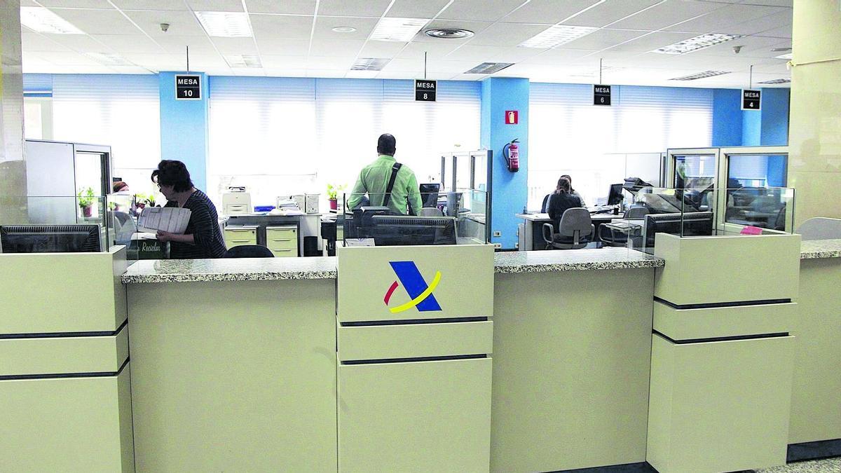 Funcionarios de la Agencia Tributaria durante la campaña de la renta.