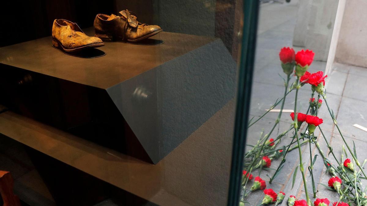 Los zapatos que Salvador Allende llevaba el 11 de septiembre de 1973 en la exposición 'El caminar de un demócrata', en uno de los accesos al Palacio de La Moneda.