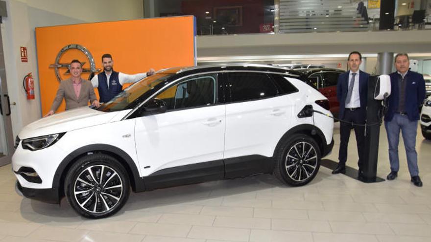 El nuevo Opel Grandland X híbrido en las instalaciones de Automóviles Palma.