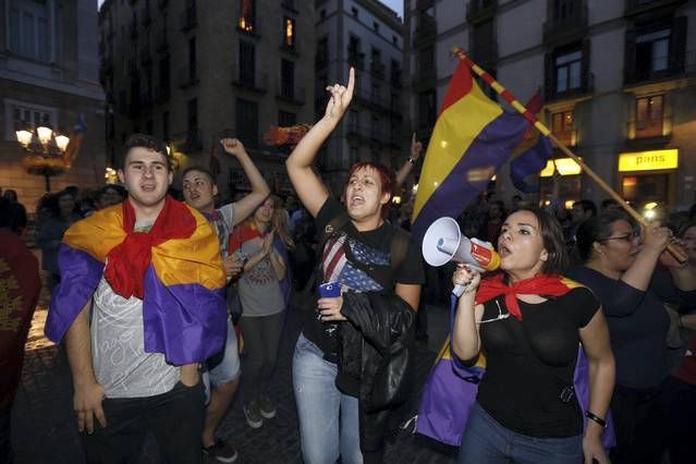 La gente sale a la calle para reivindicar la República