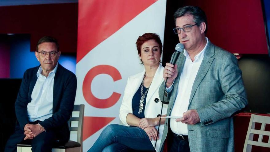 Prendes, a la derecha, acompañado por Carmen Pérez Soberón y Juan Vázquez, durante su intervención.