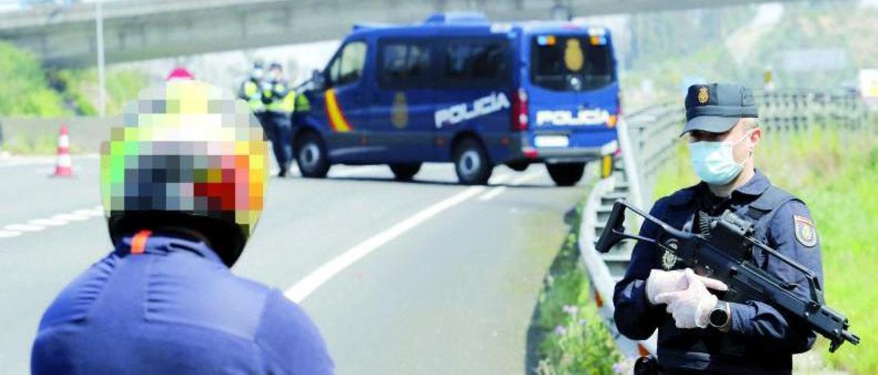 Imagen de archivo de un control efectuado por la Policía Nacional en Vigo.  // ALBA VILLAR