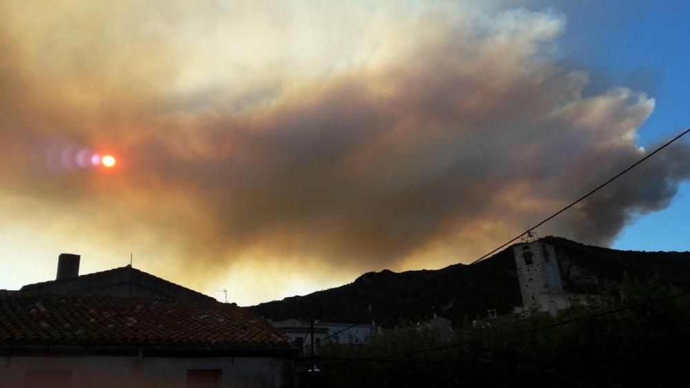 L'incendi al Rosselló avança cap a l'Empordà