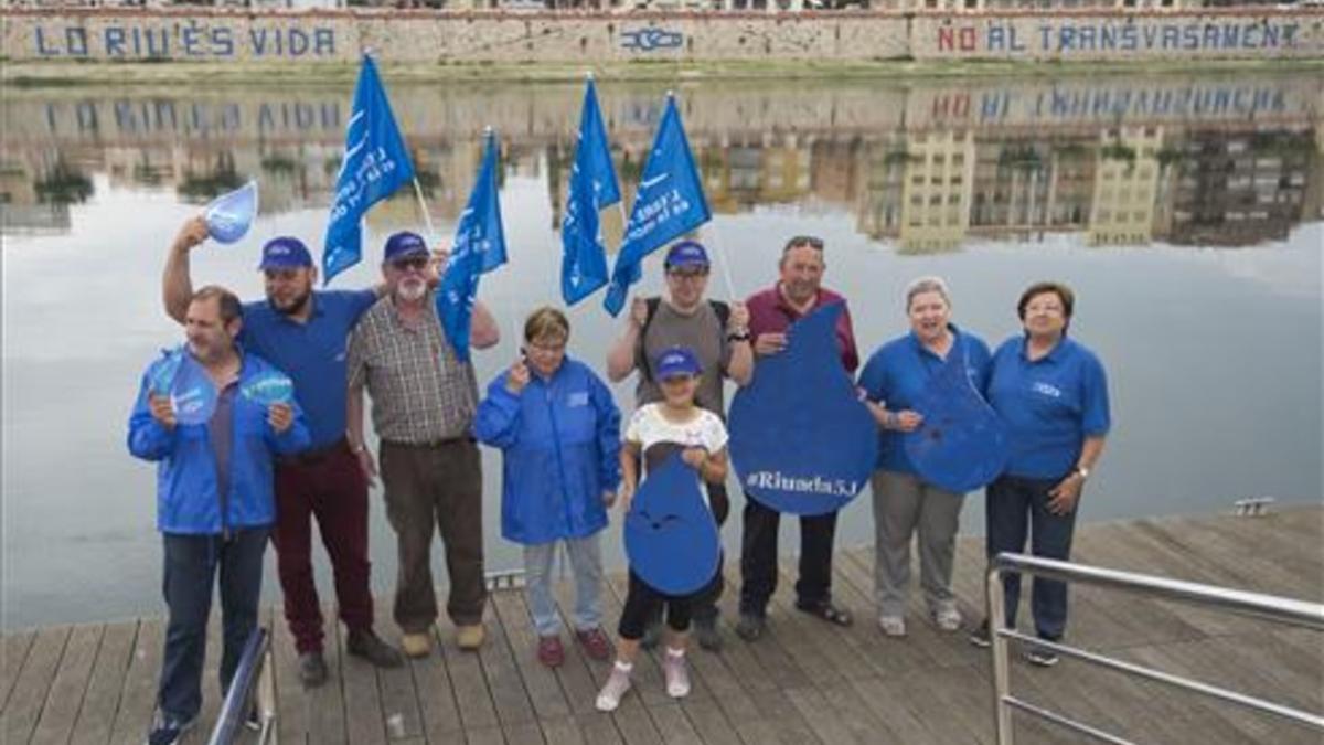 Activistas de la PDE posan junto al rio Ebro en Tortosa.