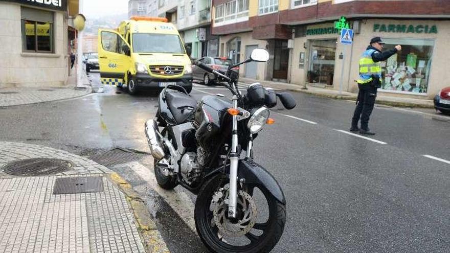 La moto accidentada y la ambulancia en el lugar del suceso.// G.N.