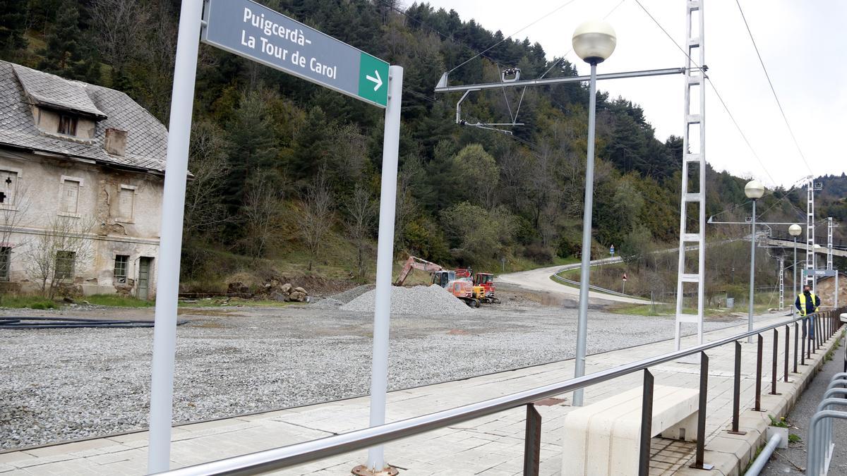 Un cartell de l&#039;estació de tren de Toses (Ripollès) que indica que la línia R3 continua cap a Puigcerdà i La Tour de Carol