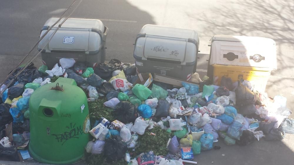 Acumulación de basura en la calle Corregidor José Viciana