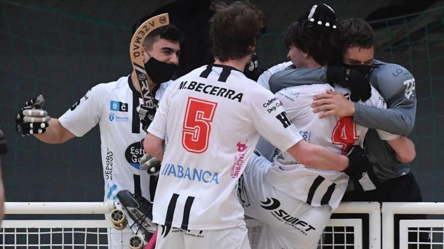 Celebración de un gol del Dominicos. | // CARLOS PARDELLAS