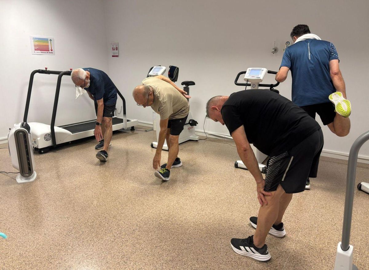 Cuatro participantes en el programa de ejercicio supervisado del Hospital del Vinalopó realizan estiramientos. | INFORMACIÓN